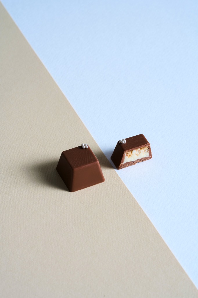 Aura Choco White Velvet